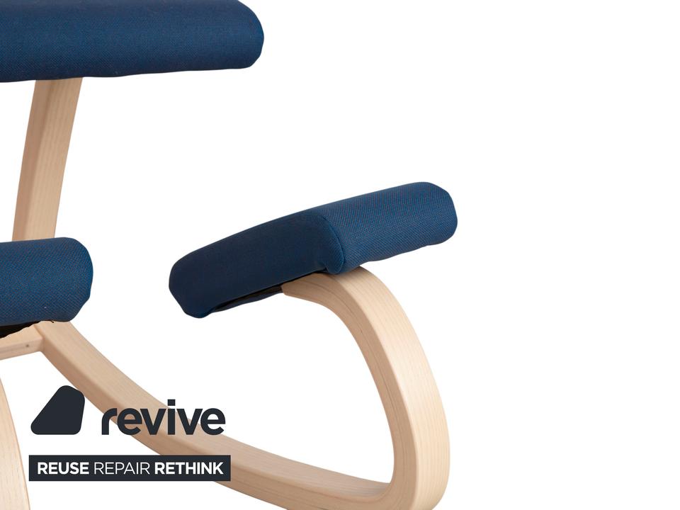 Varier Variable Kniestuhl Holz Esche Hocker Natur Stoff Blau – Bild 5