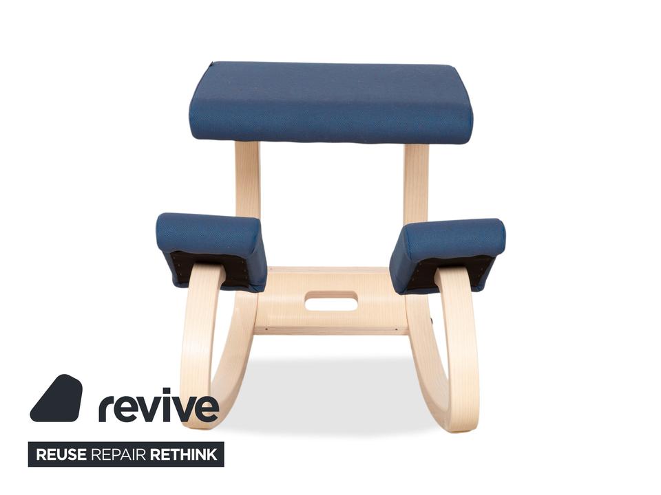 Varier Variable Kniestuhl Holz Esche Hocker Natur Stoff Blau – Bild 8
